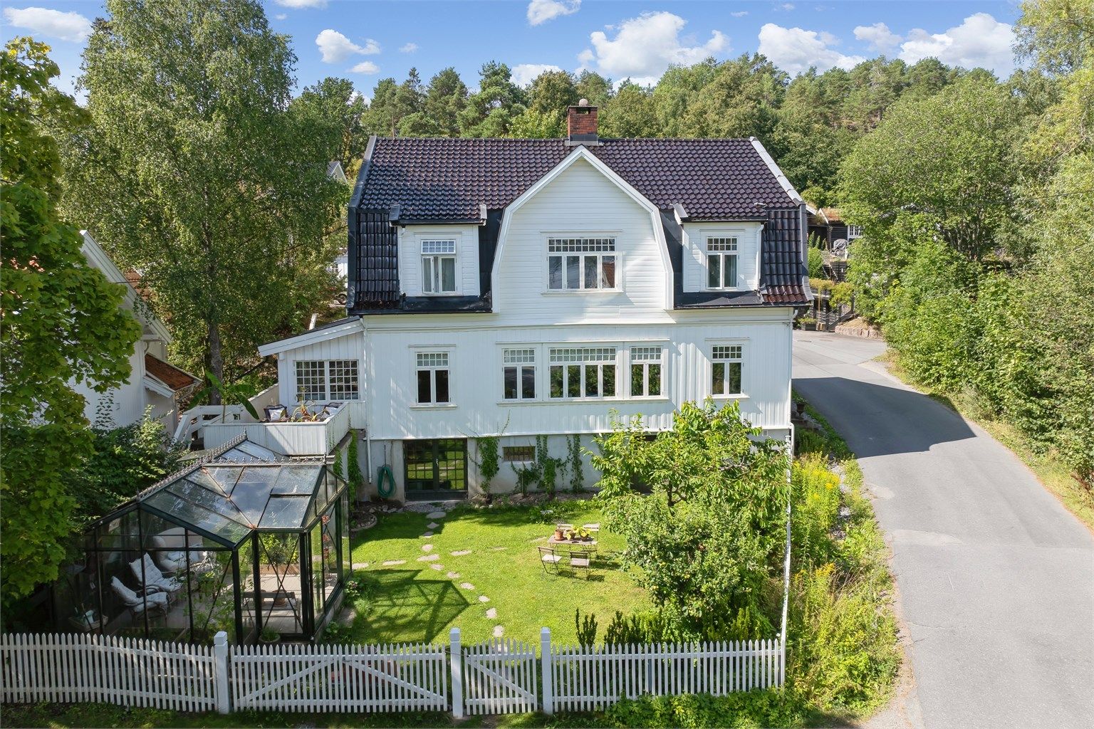 Et staselig bygg som er oppført på kommunens liste over ”særlig bevaringsverdige bygninger”, en sjelden eiendom med nydelig fjordutsikt og sjønær beliggenhet!