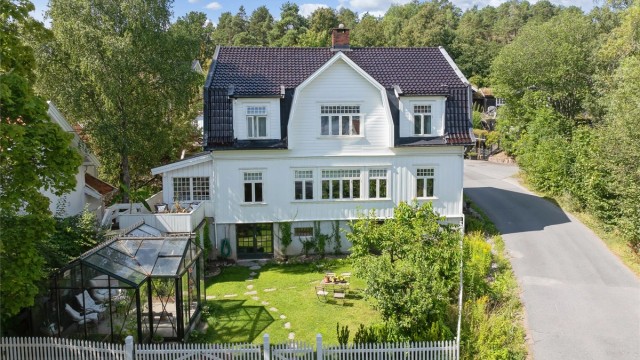 Et staselig bygg som er oppført på kommunens liste over ”særlig bevaringsverdige bygninger”, en sjelden eiendom med nydelig fjordutsikt og sjønær beliggenhet!