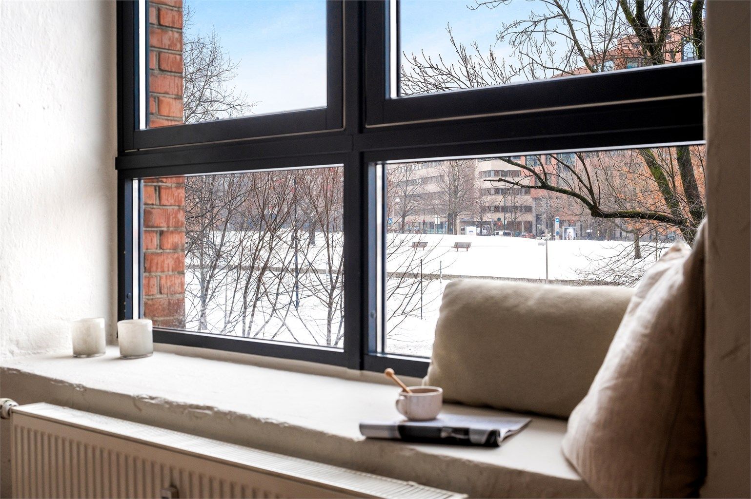 Dype vinduskarmer hvor man lett kan sitte og nyte den flotte utsikten over Akerselva. 