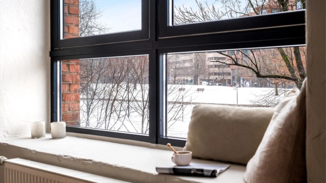 Dype vinduskarmer hvor man lett kan sitte og nyte den flotte utsikten over Akerselva.