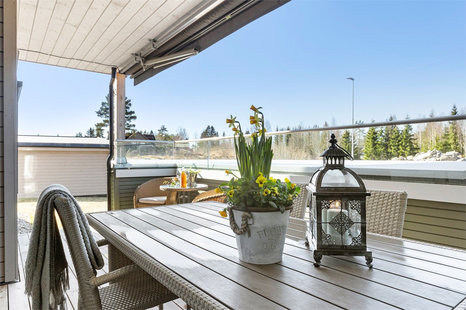 Vestvendt terrasse på 17 kvm og eksklusivt hageareal 