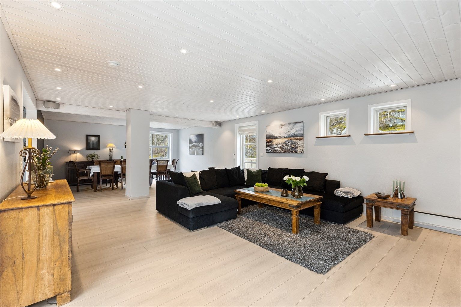 Romløsningen åpner for flere innredningsmuligheter og har god plass til både sofagruppe, spisegruppe og ønsket møblement.