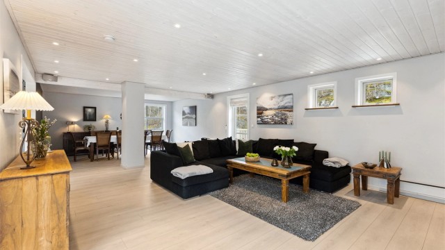 Romløsningen åpner for flere innredningsmuligheter og har god plass til både sofagruppe, spisegruppe og ønsket møblement.