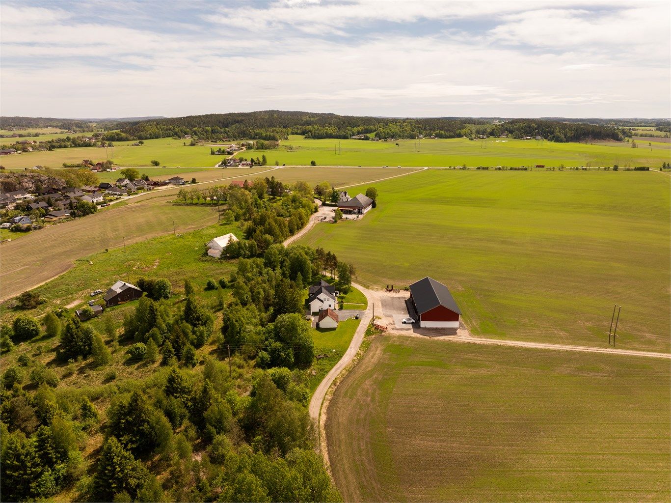 Det er kun kort avstand til E6, til sentrum av Sarpsborg og Fredrikstad henholdsvis knappe 10 og 15 minutter.