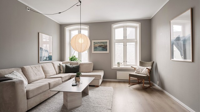 Store vinduer med dype karmer slipper inn rikelig med dagslys.