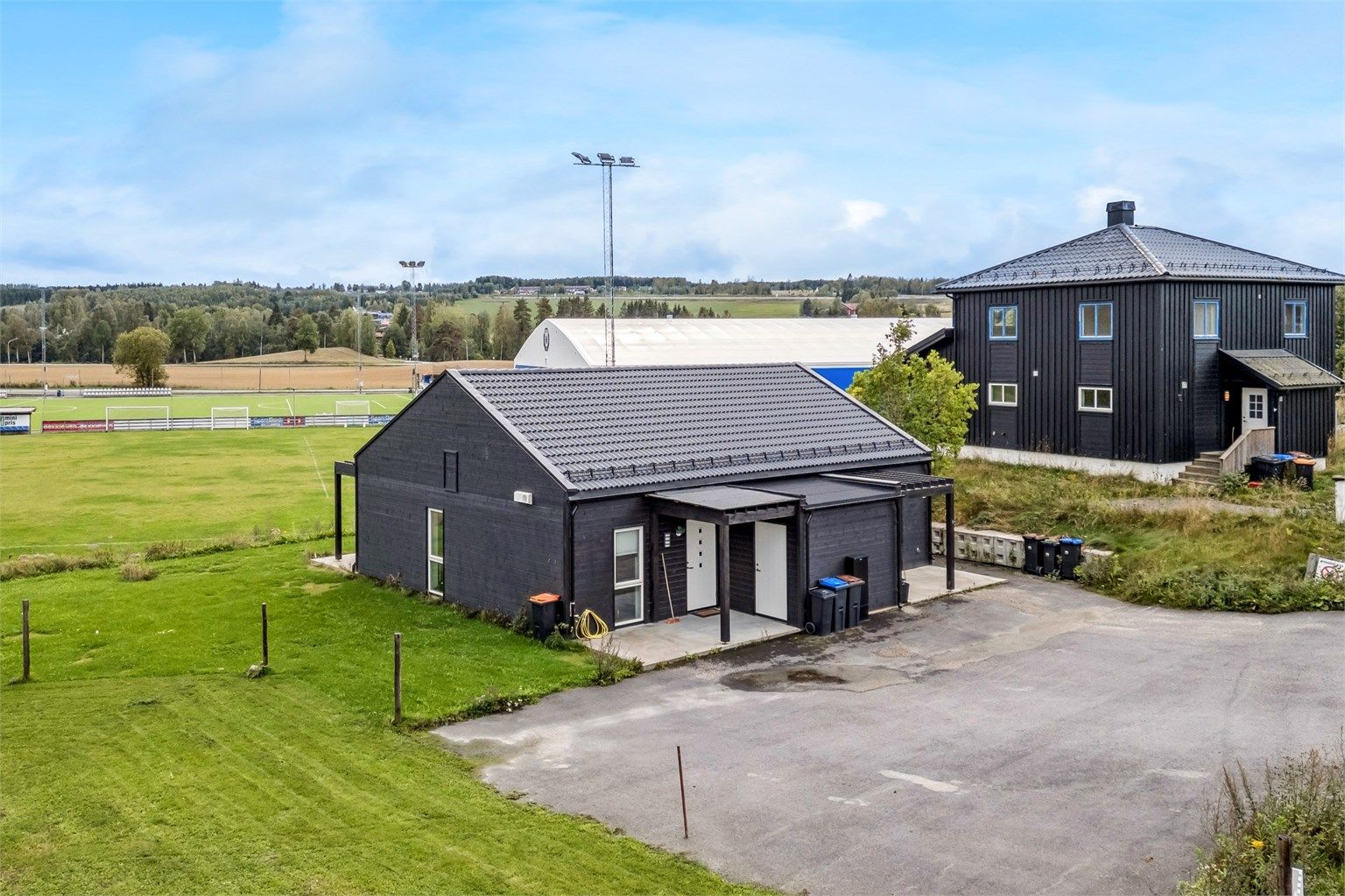 Velkommen til Valmuevegen 15! Moderne halvpart av tomannsbolig fra 2021 med nær ett år igjen av nybygggarantien. (Foto: EFKT v/ Lelde Bonfelde-Lapina)