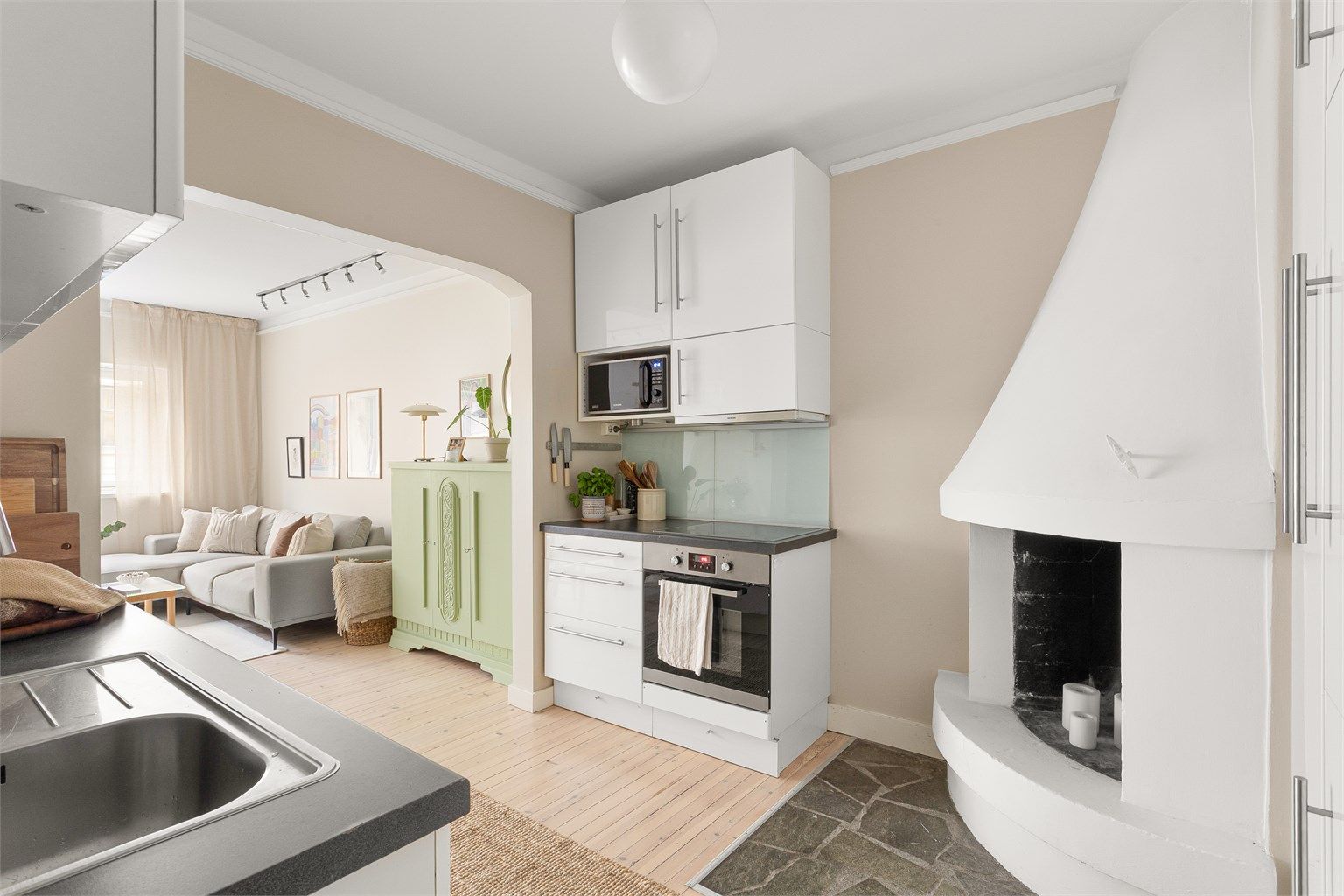 Kjøkkenet er funksjonelt innredet med glatte fronter og laminat benkeplate.