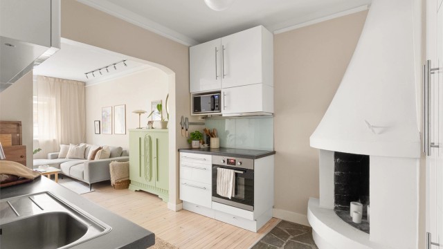 Kjøkkenet er funksjonelt innredet med glatte fronter og laminat benkeplate.