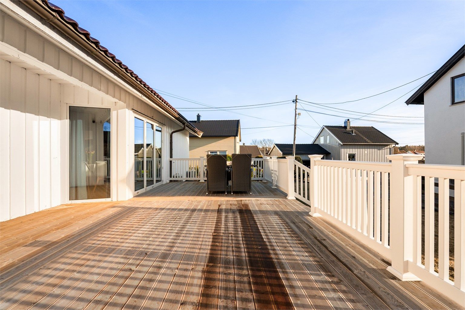Sommerstid er det sol på terrassen store deler av dagen.
