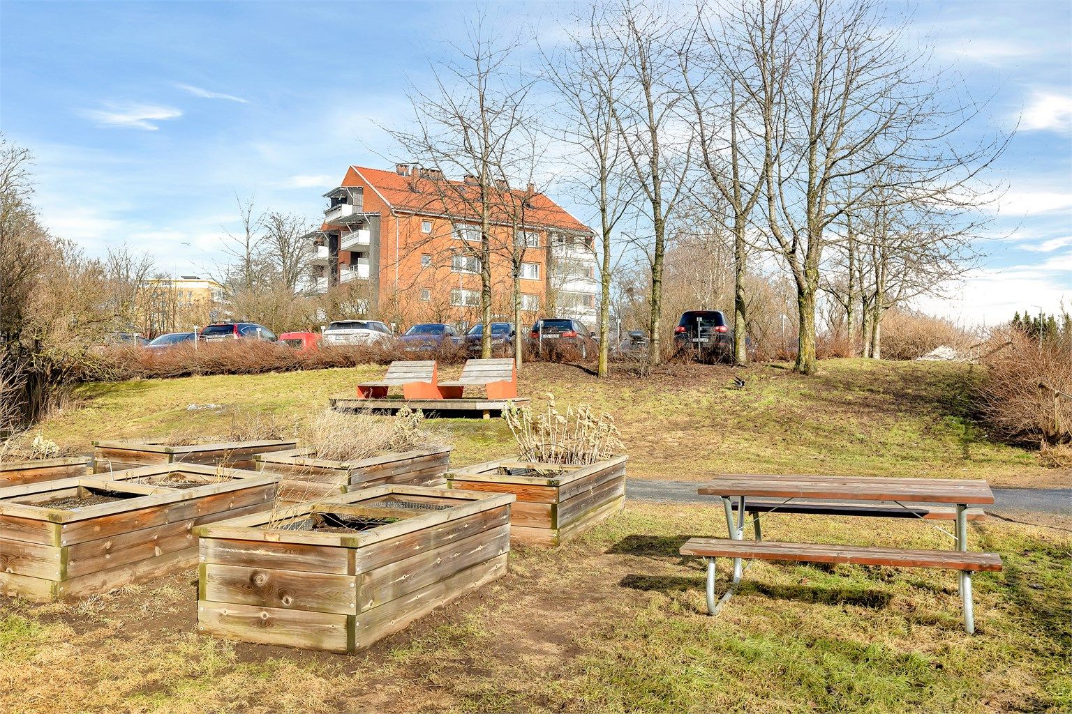 Borettslaget har hyggelige uteplasser og lekeapparater for beboerne.