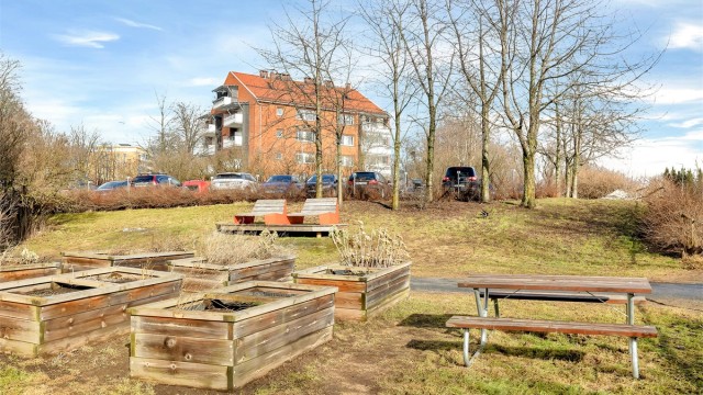 Borettslaget har hyggelige uteplasser og lekeapparater for beboerne.