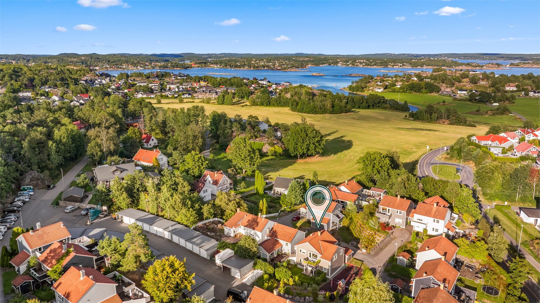 Leiligheten ligger fint til inne på borettslagets tomt, godt skjermet fra støy fra bilveien.