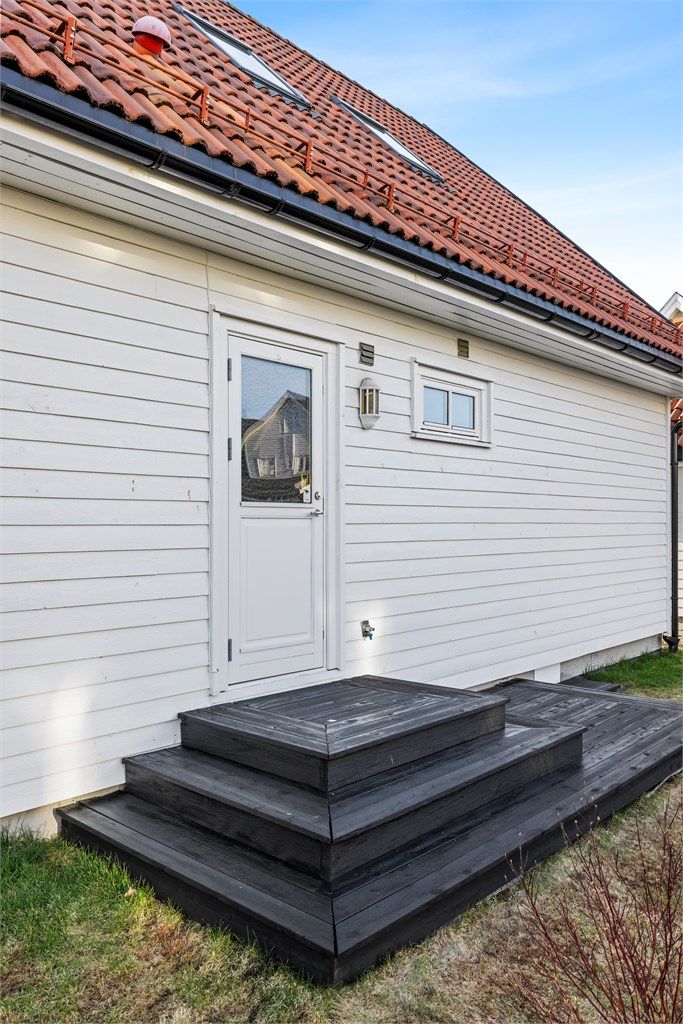 Den praktiske utgangen fra vaskerommet fører ut til en egen liten terrasse på 8 m². Her kan også morgensolen nytes. 