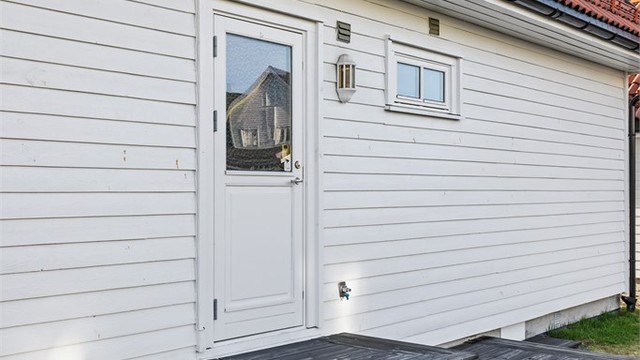 Den praktiske utgangen fra vaskerommet fører ut til en egen liten terrasse på 8 m². Her kan også morgensolen nytes.