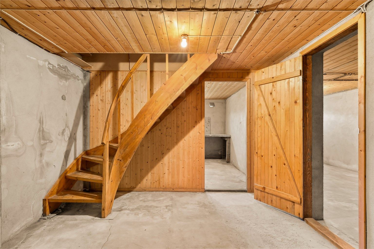 Kjelleren er målt opp til 52 kvm bra-i, og det er målt en takhøyde på 210 cm.
