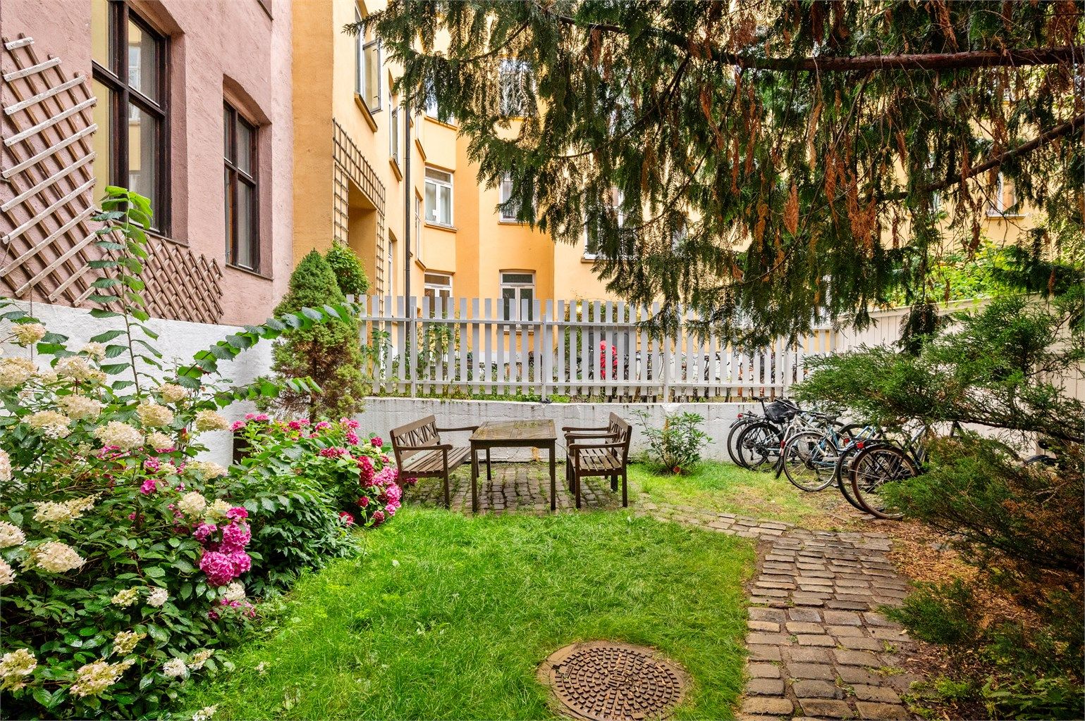 Sameiet har en svært flott opparbeidet bakgård med blant annet sittegruppe, sykkelstativer, gressplen og diverse beplantning.