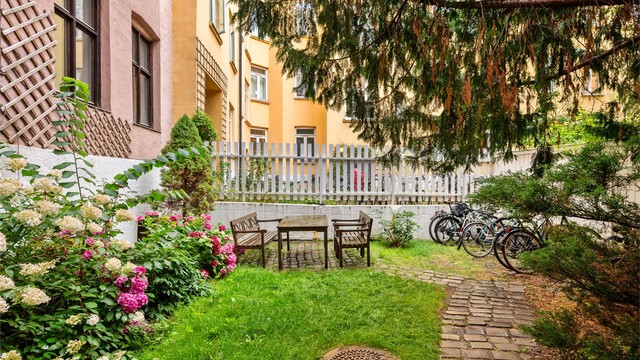 Sameiet har en svært flott opparbeidet bakgård med blant annet sittegruppe, sykkelstativer, gressplen og diverse beplantning.