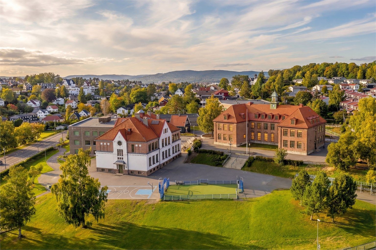 Østensjø barneskole ligger 7-8 minutter unna til fots.