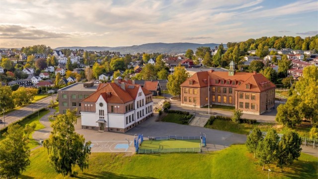 Østensjø barneskole ligger 7-8 minutter unna til fots.