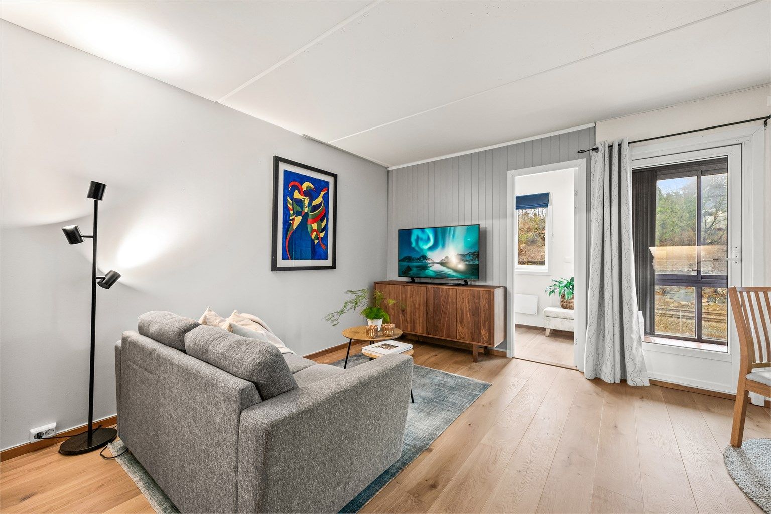 Stue med sofa og tv hjørne