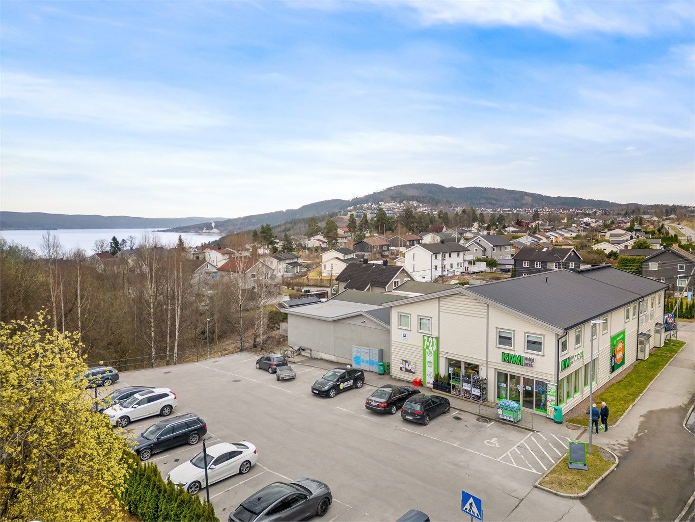 Dagligvarehandelen er enkel med Kiwi Åskollen kun ett minutts gange fra boligen.