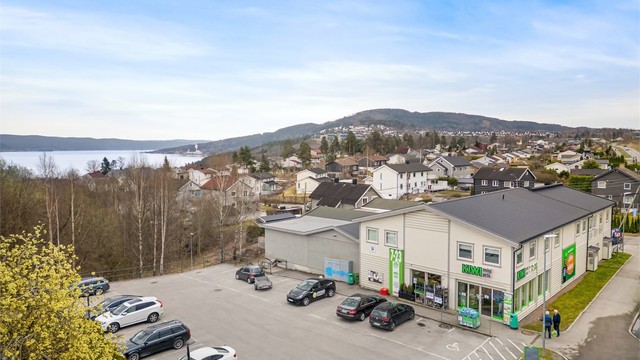 Dagligvarehandelen er enkel med Kiwi Åskollen kun ett minutts gange fra boligen.