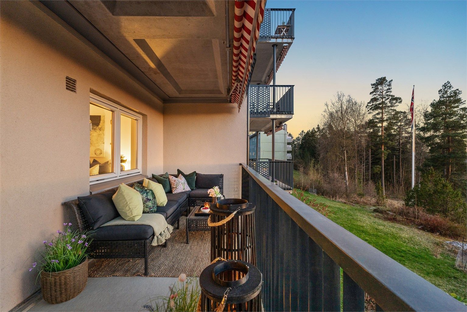 Balkongen på 11 kvm og er en herlig forlengelse av stuen