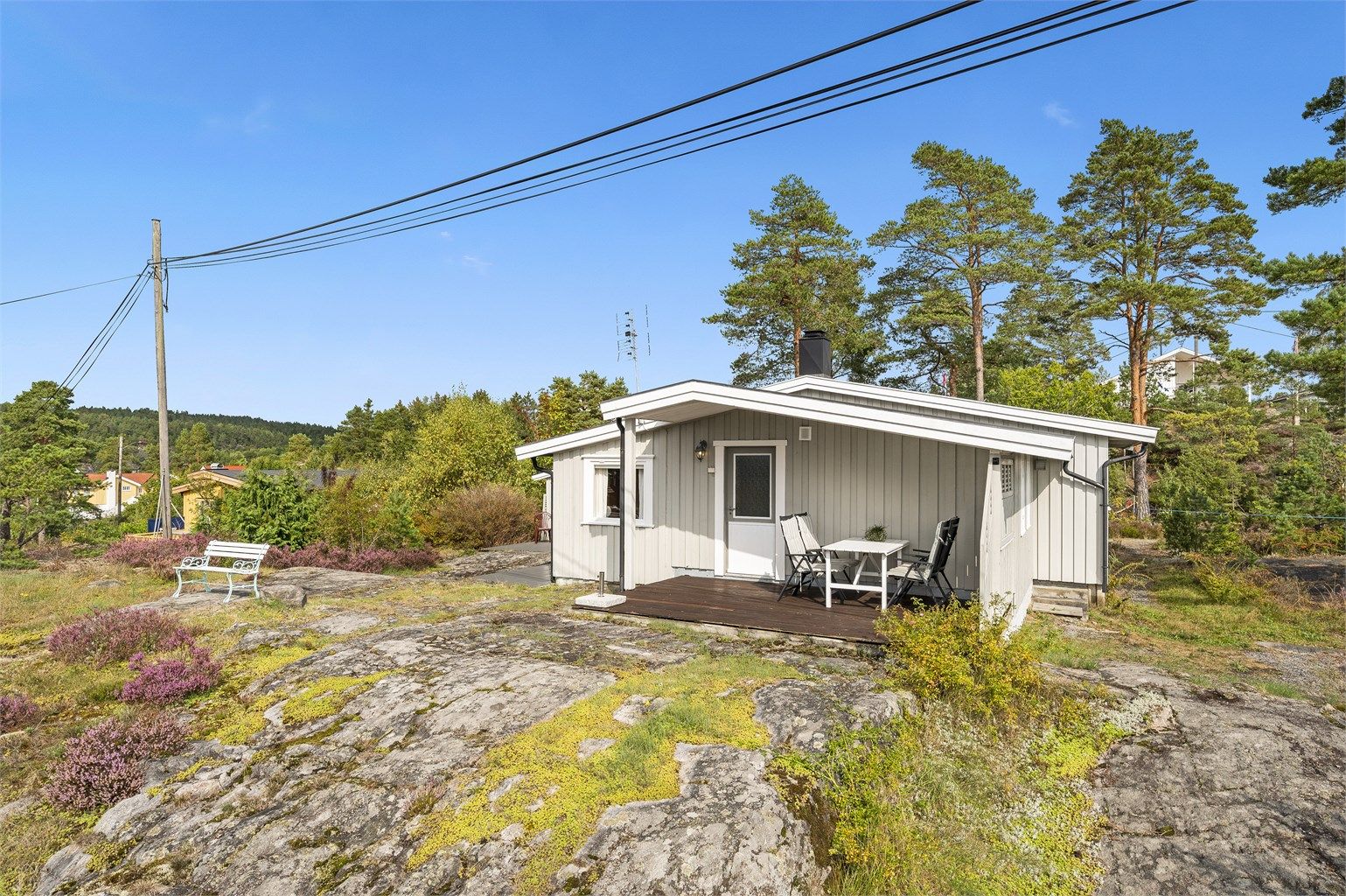 Terrasse vendt mot sjøen, perfekt for avslapping og måltider ute. 