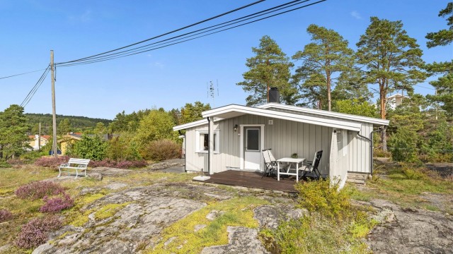 Terrasse vendt mot sjøen, perfekt for avslapping og måltider ute.