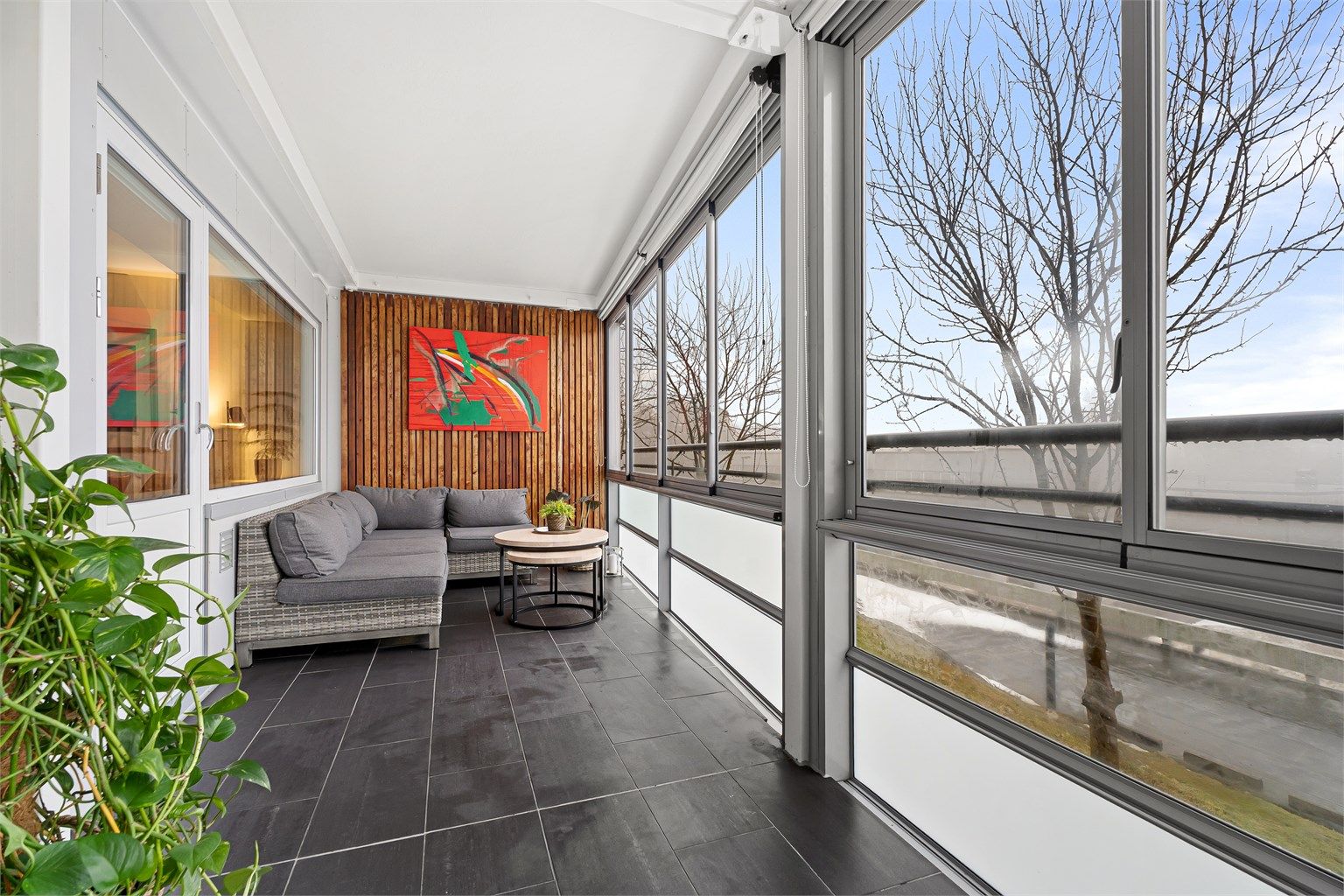 Den innglasset balkongen har plass til grill og div. utemøbler