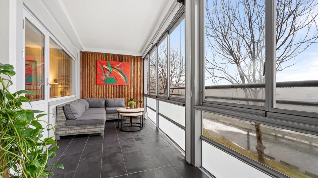 Den innglasset balkongen har plass til grill og div. utemøbler