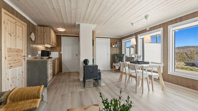 Åpen løsning mellom kjøkken og stue.