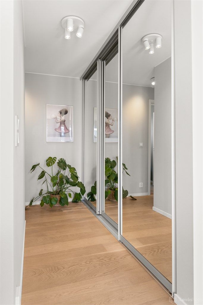 Gangen, som er utrustet med skyvedørsgarderobe, binder sammen oppholdsrommet med den private sonen.