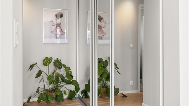 Gangen, som er utrustet med skyvedørsgarderobe, binder sammen oppholdsrommet med den private sonen.