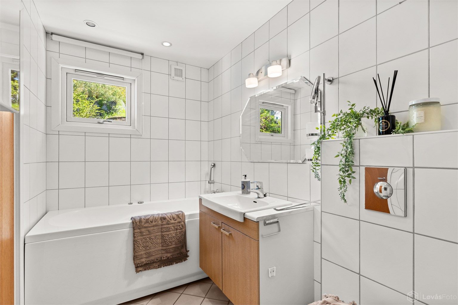 Badet har både dusj og badekar (boblekar)