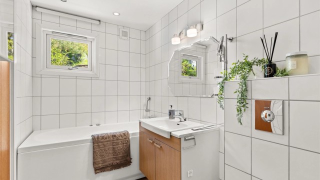 Badet har både dusj og badekar (boblekar)