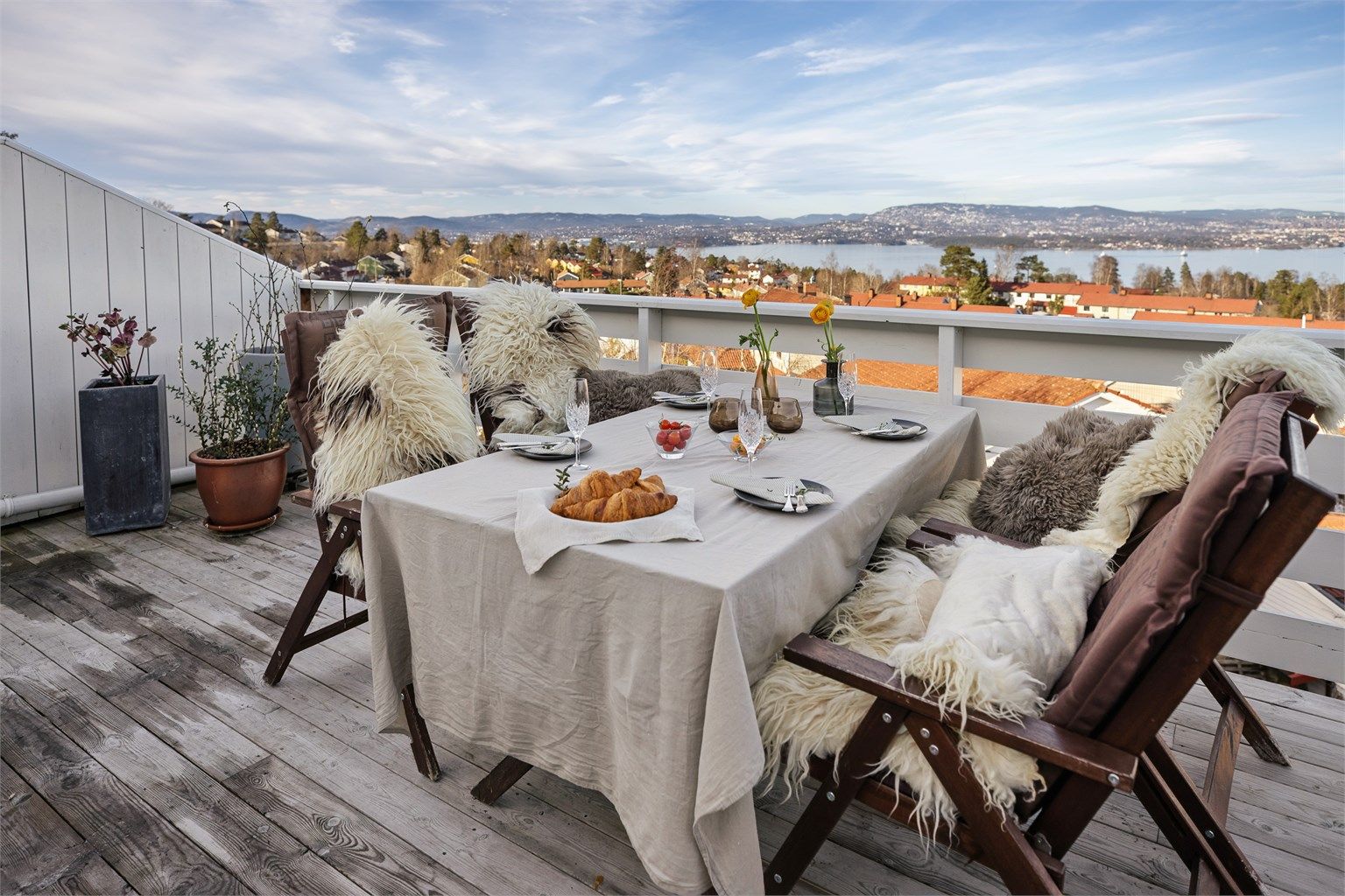 Her er det gode møbleringsmuligheter for både sittegruppe og spiseplass. Her kan du virkelig nyte fine dager og lange kvelder.