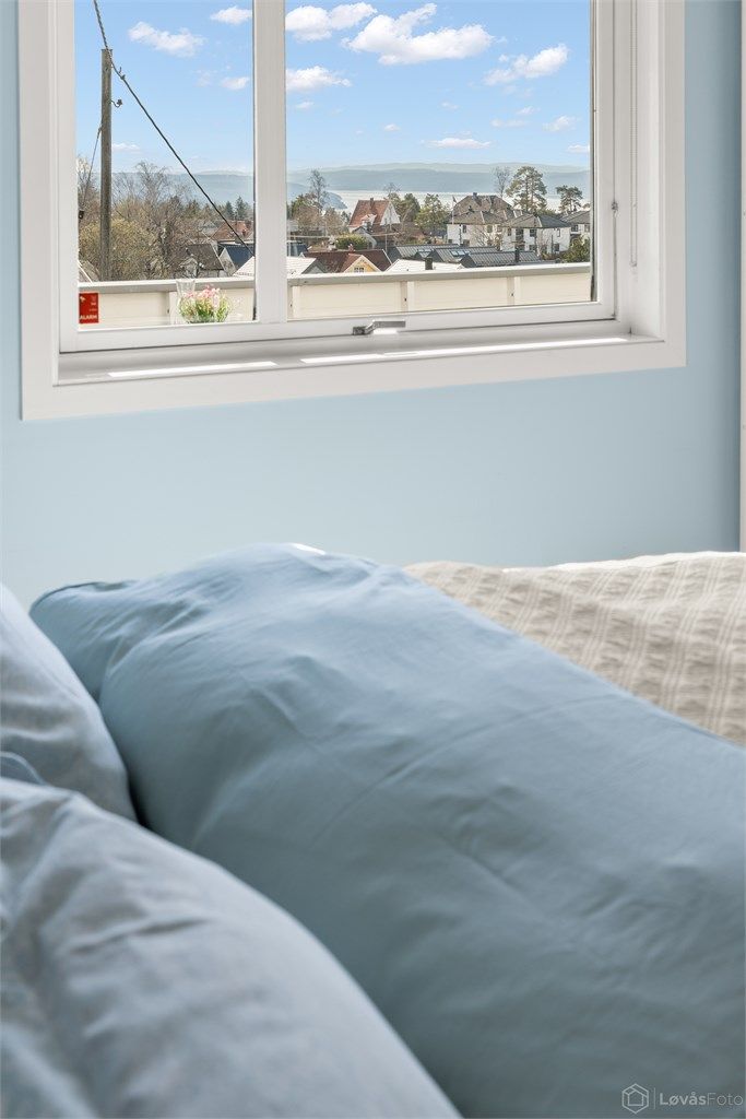 Også fra soverommet kan du se utover mot fjorden.