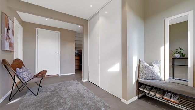 Det er både garderobe og plass til skohyller i gangen