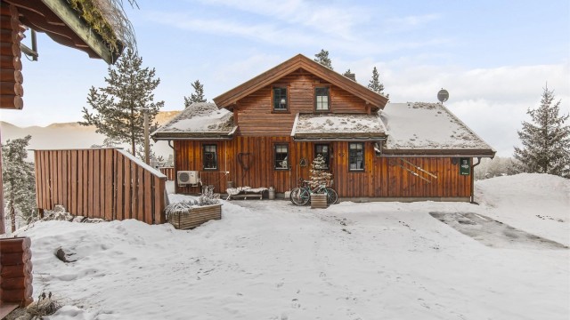 Krogsveen ønsker velkommen til Kjetilskotvegen 92! Frittliggende hytte innerst i blindvei