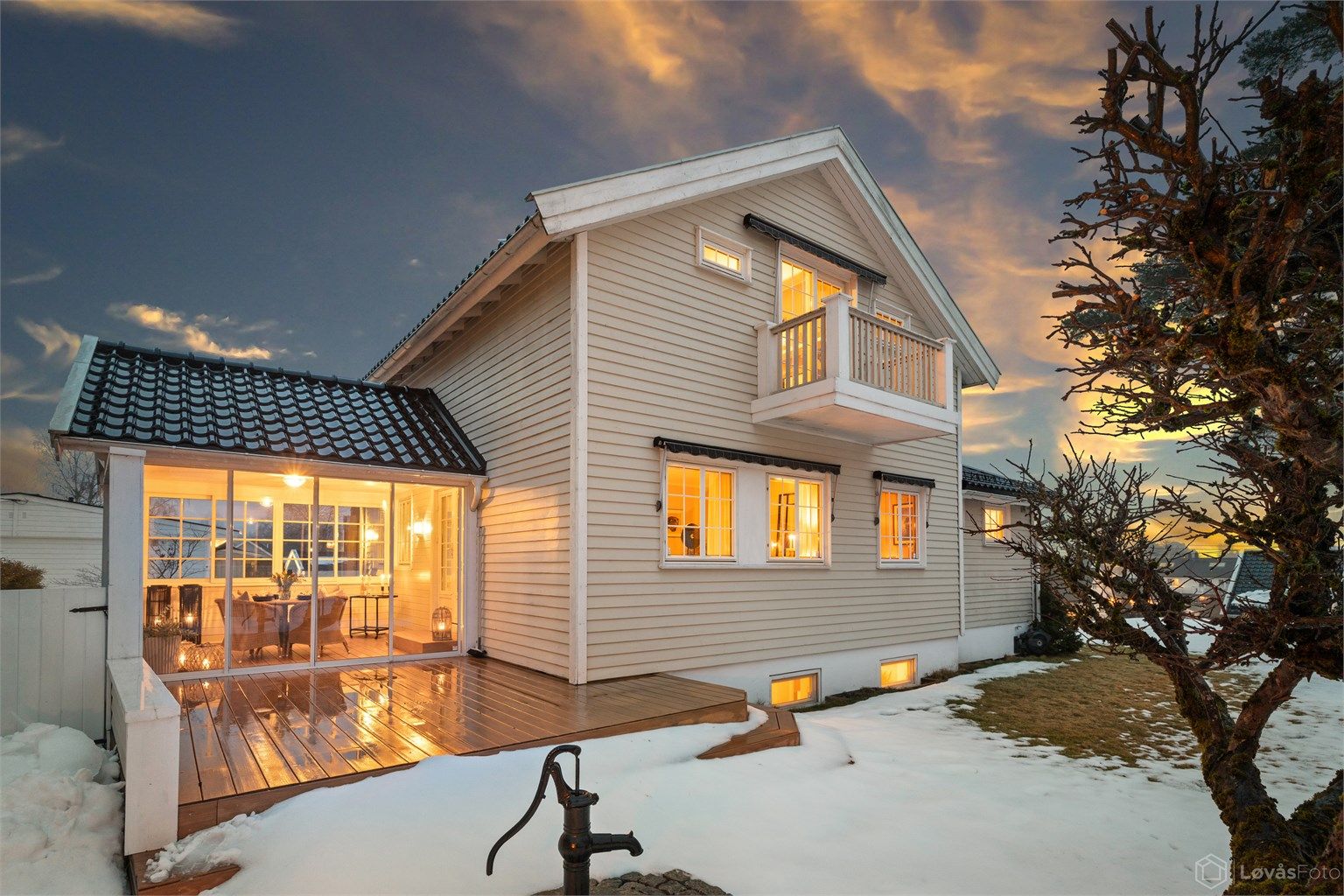 Eiendommen ligger på et høydedrag, tilbaketrukket og skjermet fra vei. Barnevennlig og trafikkskjermet villaområde med kort vei til bl.a. kollektivtransport og et rikt servicetilbud, samt til friområder og Kastellet skole