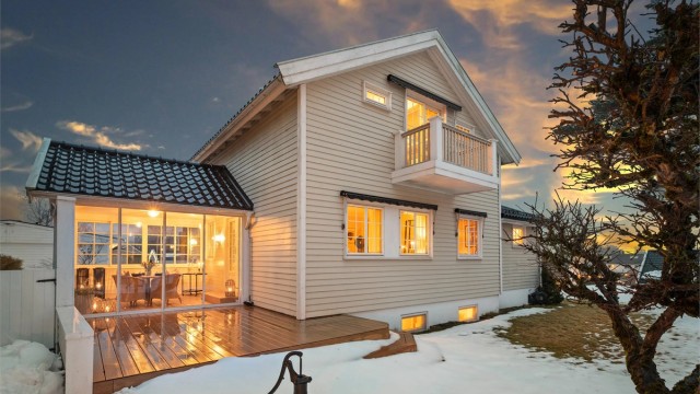 Eiendommen ligger på et høydedrag, tilbaketrukket og skjermet fra vei. Barnevennlig og trafikkskjermet villaområde med kort vei til bl.a. kollektivtransport og et rikt servicetilbud, samt til friområder og Kastellet skole