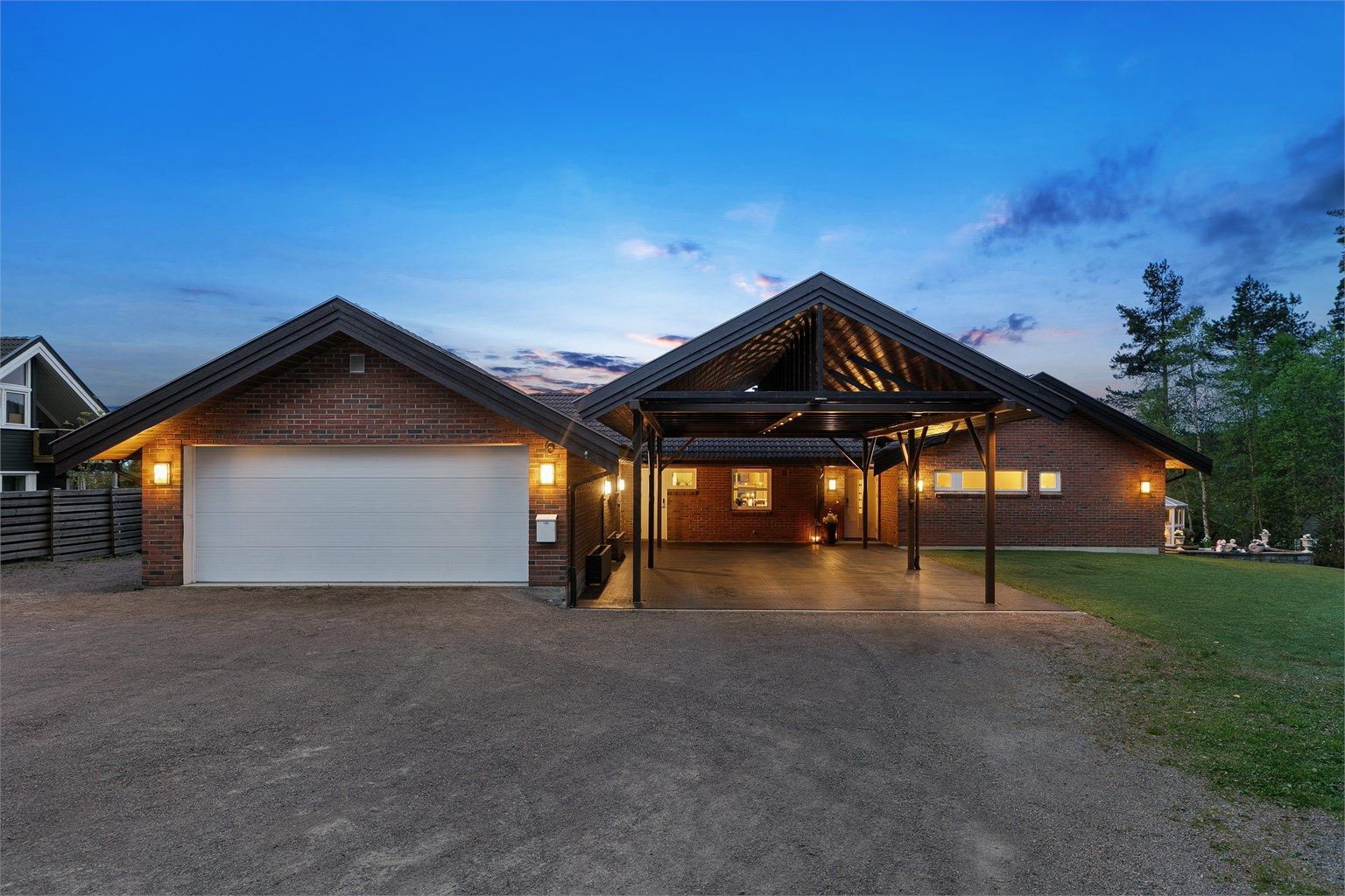 Stor, innholdsrik og arkitekttegnet enebolig med alt på ett plan. 