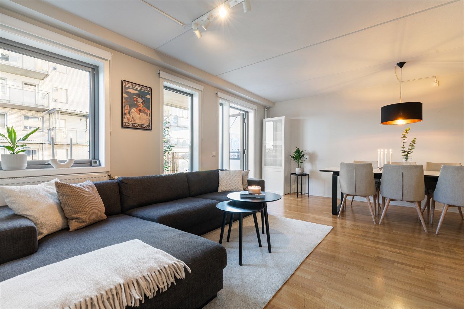 En moderne og luftig leilighet med god planløsning og åpen stue-kjøkkenløsning.