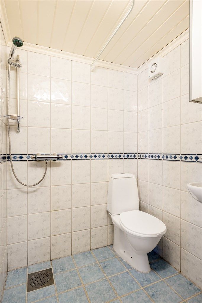 Bad i underetasjen. (Rommet er ikke godkjent til varig opphold)