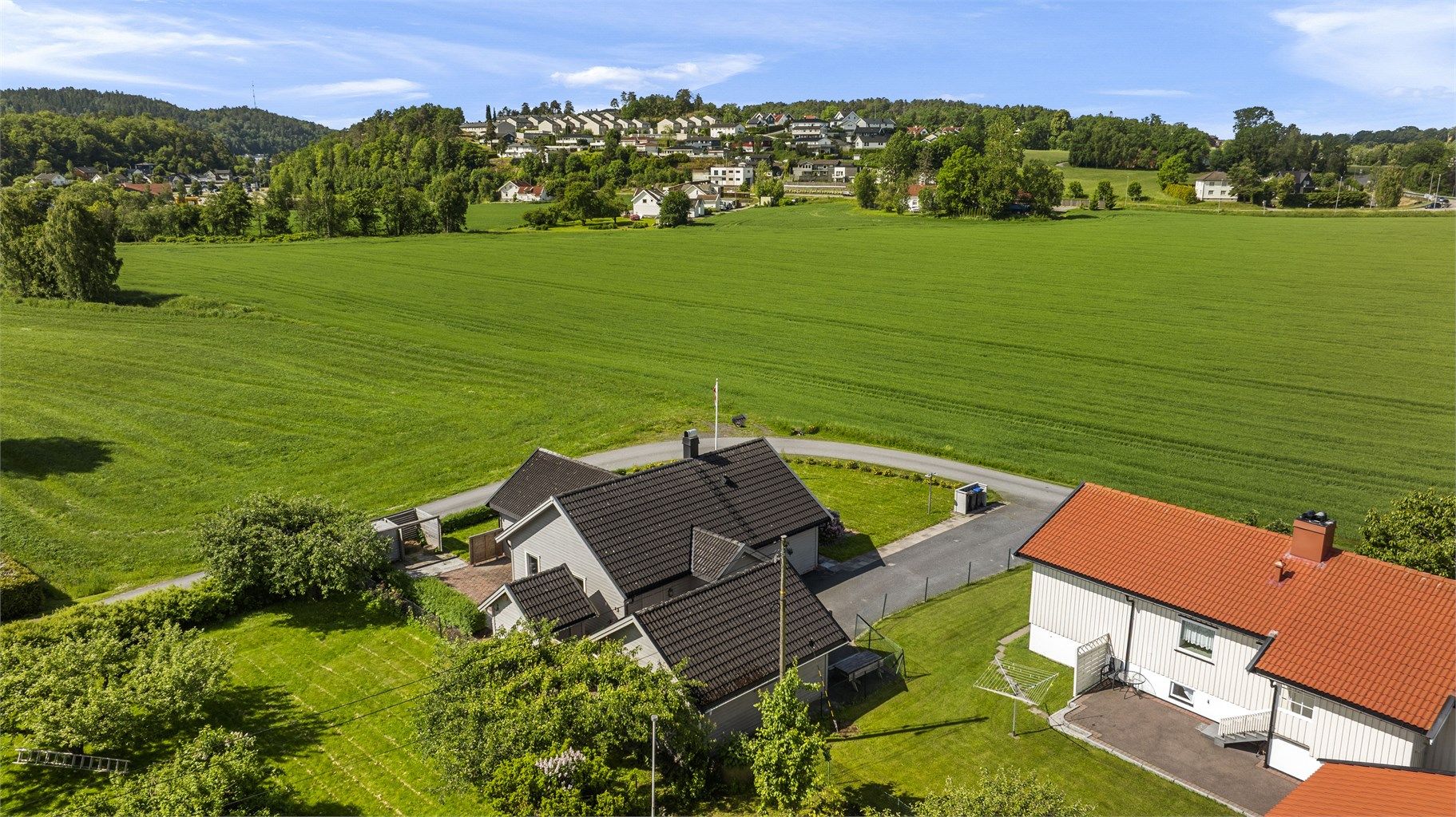 GØIFs idrettsanlegg ligger i praktisk sykkelavstand fra eiendommen.