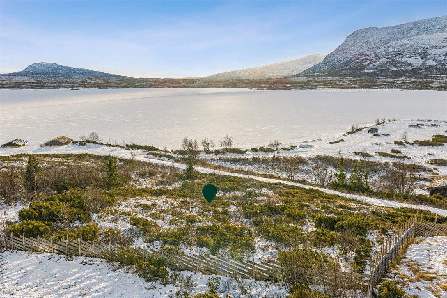 Tomten byr på gode solforhold og en vidstrakt utsikt over det omkringliggende landskapet