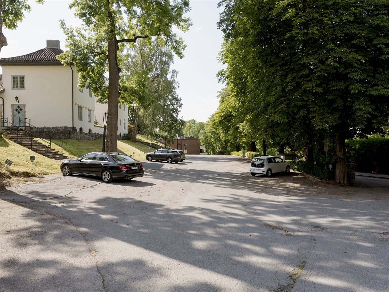 Området er kjent for sine frodige omgivelser og nærheten til Frognerparken. Det er gode parkeringsmuligheter på sameiets tomt.