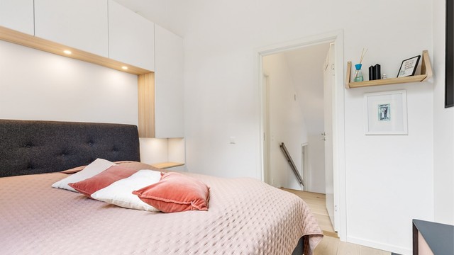 Det er god plass til stor dobbeltseng