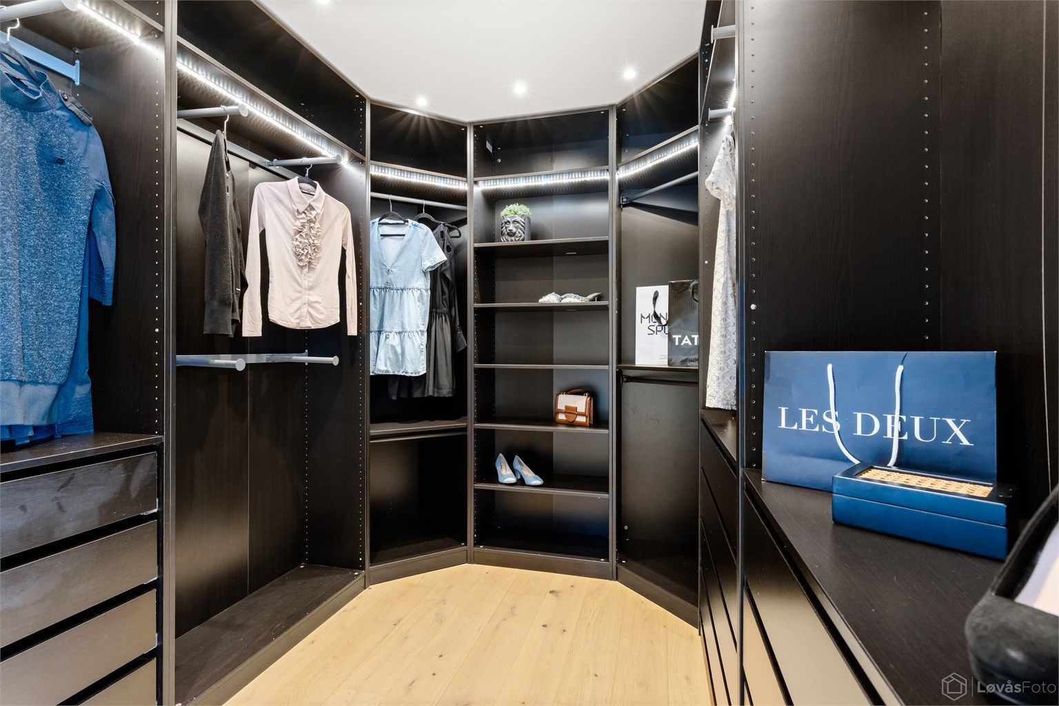 Et av rommene er innredet som en praktisk walk-in-garderobe.